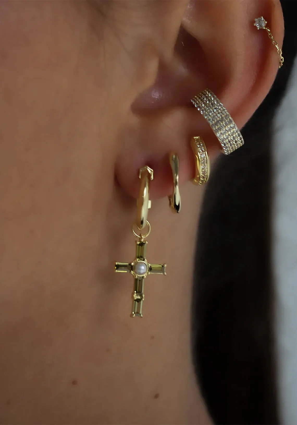 HOLLYWOOD CROSS CHARM EARRINGS GOLD/PERIDOT