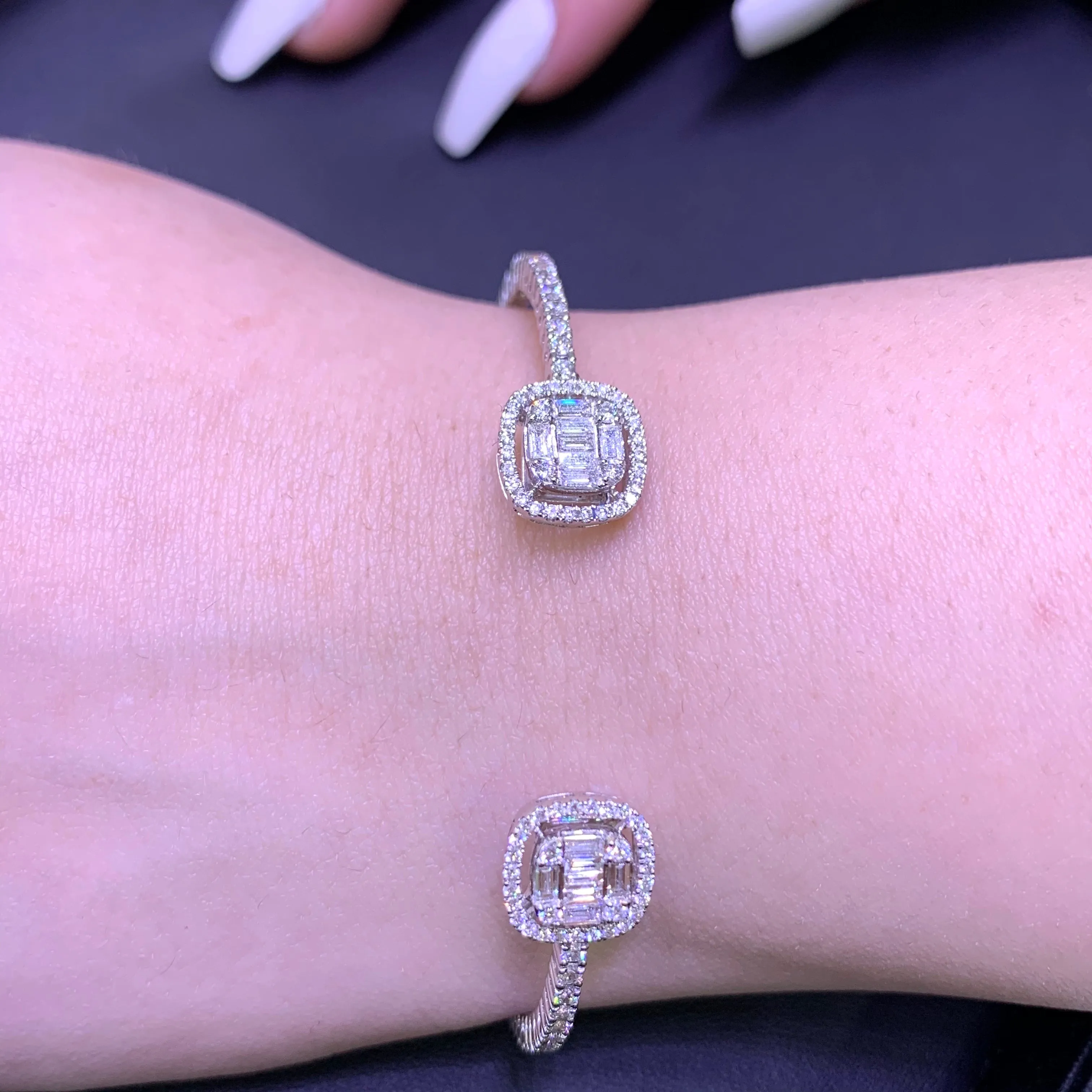 VVS/vs high clarity diamonds set in a 18k White Gold Flexible Bracelet with Baguette & Round Diamond (VVS diamonds)